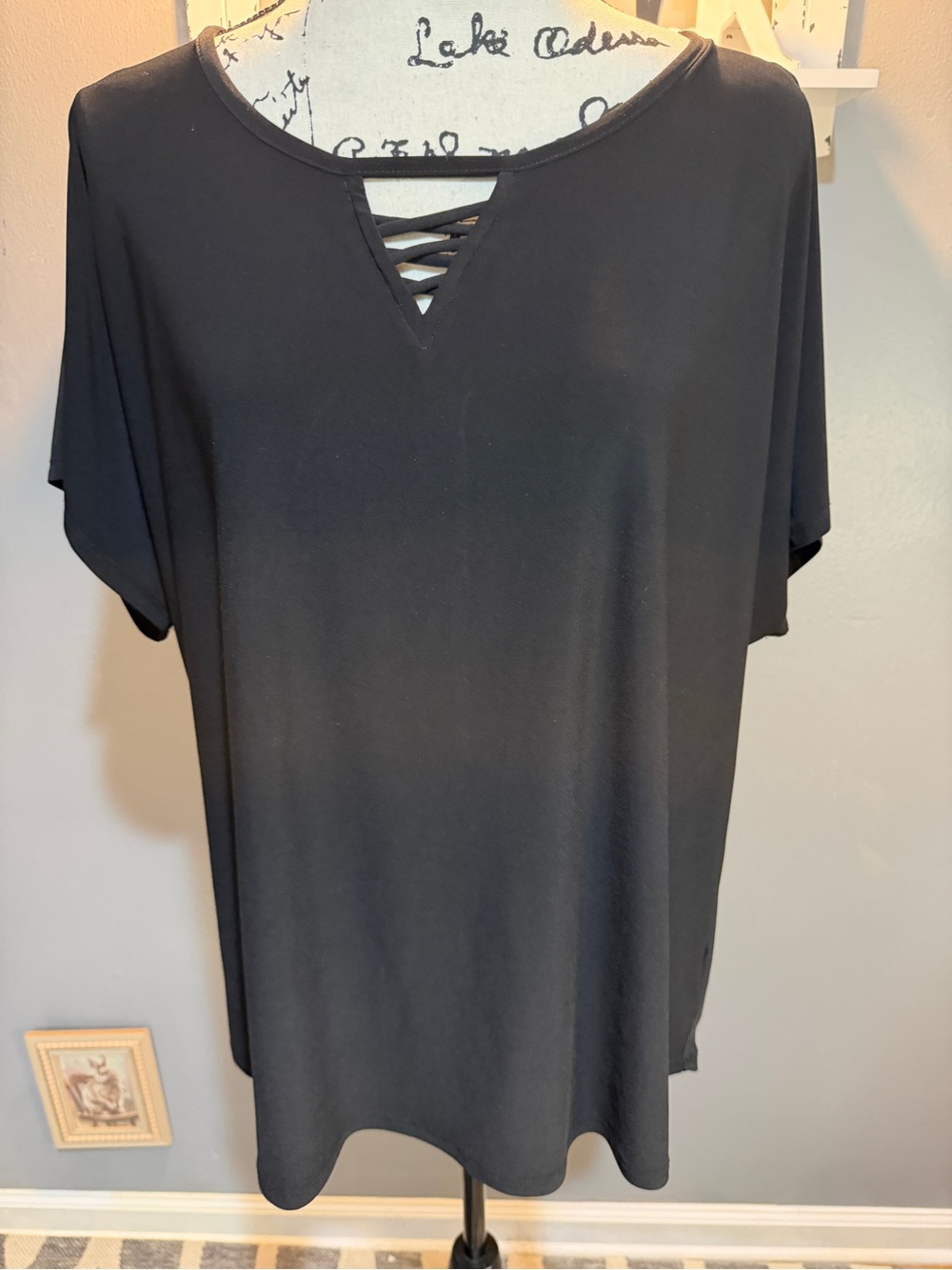 CATO BLACK SHORT SLEEVE CRISS CROSS VNECK BLOUSE -SZ 18/20W